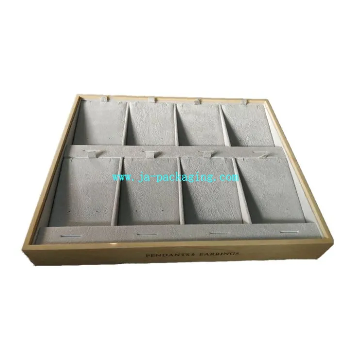 Bandeja de pingentes e brincos de madeira